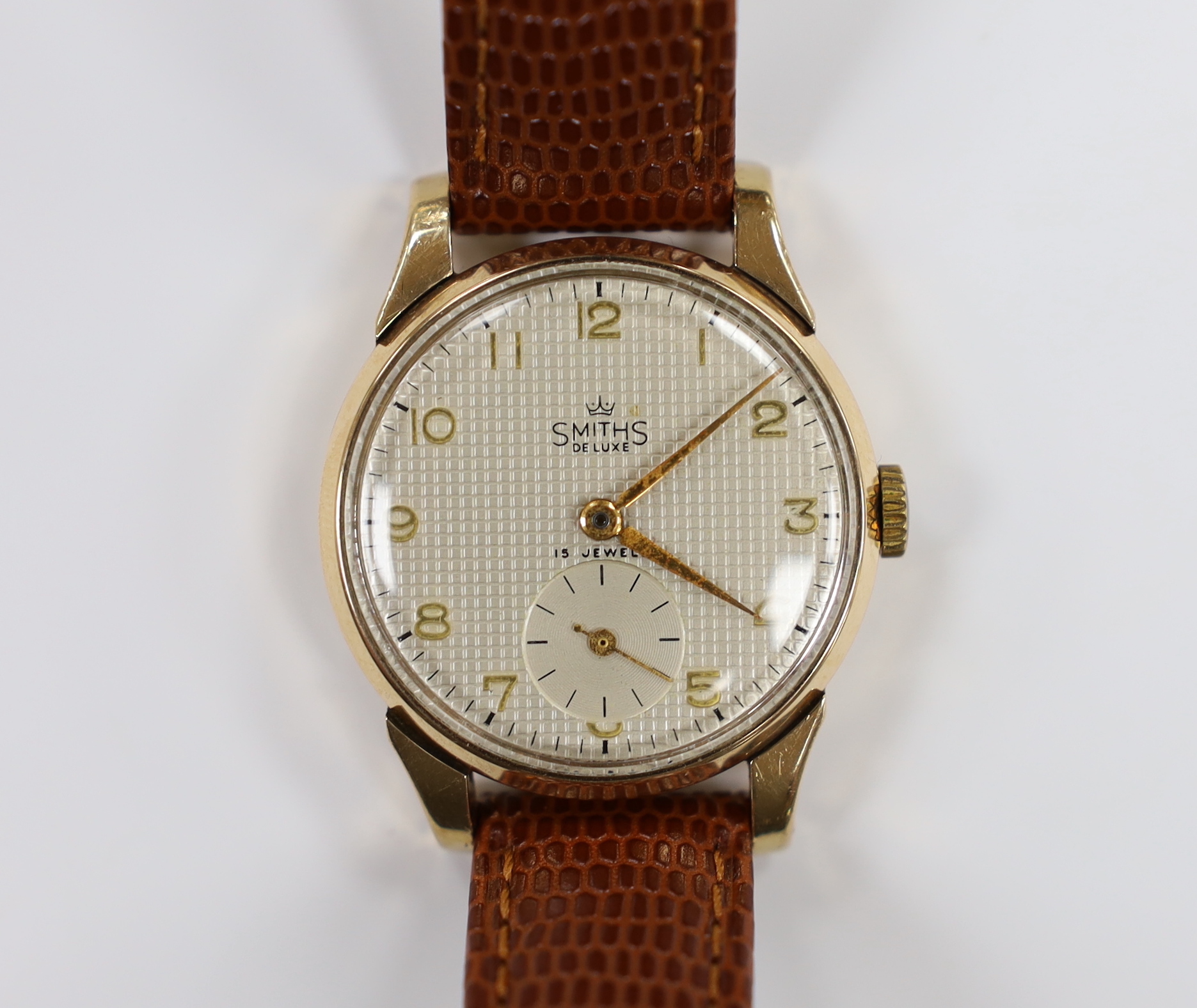 A gentleman's 9ct gold Smiths Deluxe manual wind wrist watch, on later leather strap, case diameter 32mm.